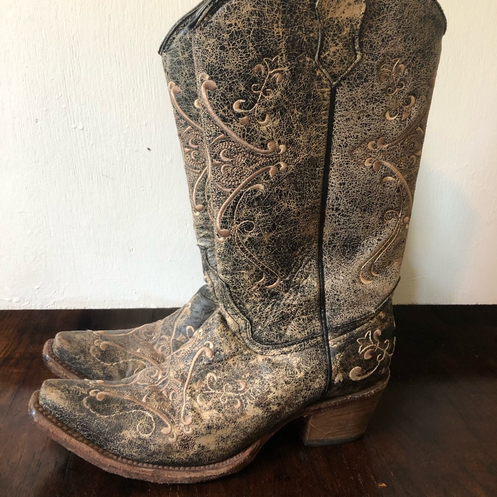Women’s distressed embroidered cowgirl boots